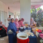 Tetamu majlis 'Open House' Aidilfitri 1445 Hijrah, bergambar dengan petugas.