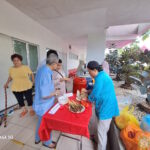 Tetamu majlis 'Open House' Aidilfitri 1445 Hijrah, mengambil juadah.