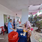 Tetamu majlis 'Open House' Aidilfitri 1445 Hijrah, mengambil juadah.