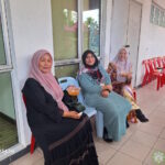 Tetamu majlis 'Open House' Aidilfitri 1445 Hijrah, berehat selepas menjamu selera.