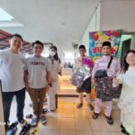 Penyerahan hamper Hari Raya dari pengerusi JMB kepada pengerusi surau.