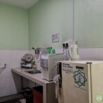 Kawasan pantri Surau Luqman Al-Hakim, yang dilengkapi perkakasan dapur ringkas seperi pinggan, mangkuk, cawan, sabun pencuci, peti ais, cerek elektrik, dan penapis air Coway.