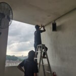 Pekerja penyelenggaraan One Damansara Condominium menjalankan kerja-kerja pemeriksaan dan penampalan lubang yang digunakan burung untuk keluar masuk ke atas ruangan dia atas siling surau.