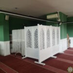 Pembahagi ruangan solat muslimat, sebanyak tiga unit, dan penggunaan pemisah jenis kain dan tirai langsir.