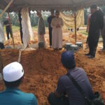 Bacaan talkin di pengebumian arwah Abang Razak.