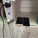 Dua telefon bimbit sedang dicas.