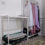 Rak yang disediakan untuk kegunaan muslimah buat menggantung telekung, kain, dan meletakkan sejadah.