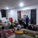 Jemaah Surau Luqman Al-Hakim di kawasan ruang limpah surau, di malam pertama Ramadan 1446 Hijrah.