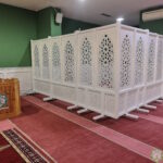 Ruangan solat muslimat dan pembahagi ruangan solat.