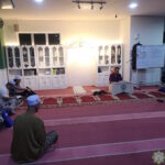 Hadirin taklimat bantahan pembinaan tokong di Damansara Damai memberi perhatian kepada pengerusi majlis.