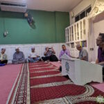 Hadirin taklimat bantahan pembinaan tokong di Damansara Damai memberi perhatian kepada pengerusi majlis.